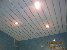 Потолок в ванной из ПВХ панелей с установкой точечных светильников