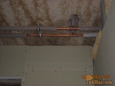Монтаж ветки системы отопления на потолке с проходом перекрытия для установки радиатора от...