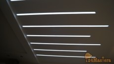 В потолок из ГКЛ вмонтированы профиля со светодиодной лентой