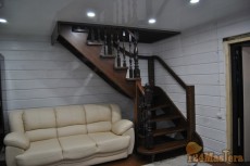 Лестница деревянная поворотная материал - массив БУКА с комбинированной покраской