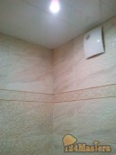 Монтаж реечного потолка в ванной комнате с точечными светильниками и эл. вытяжкой